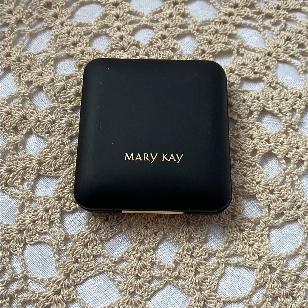 NWT Mary Kay Elegant Lip Palette with Mirror - Picture 2 of 3